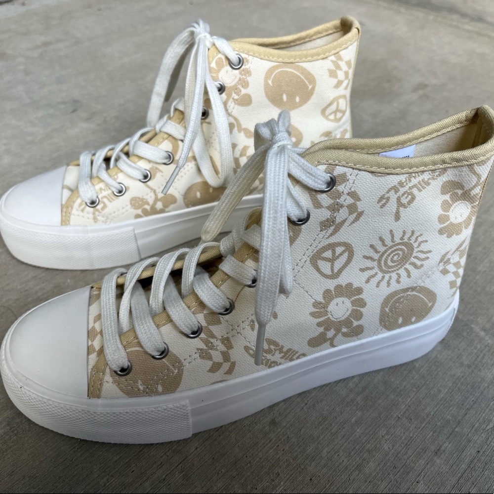 Smiley Originals High Top Sneakers Women’s size 6 NWOT, Never Worn
